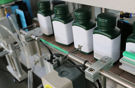 油瓶多側面貼標機