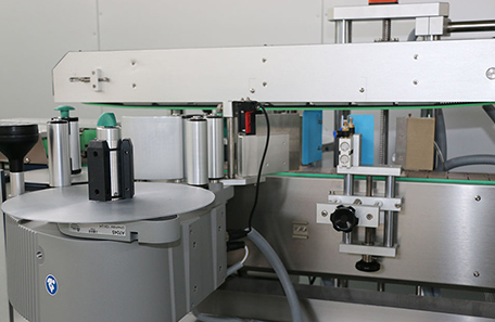 牛奶瓶雙面貼標(biāo)機(jī)