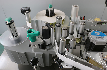 飲料定點定位貼標機