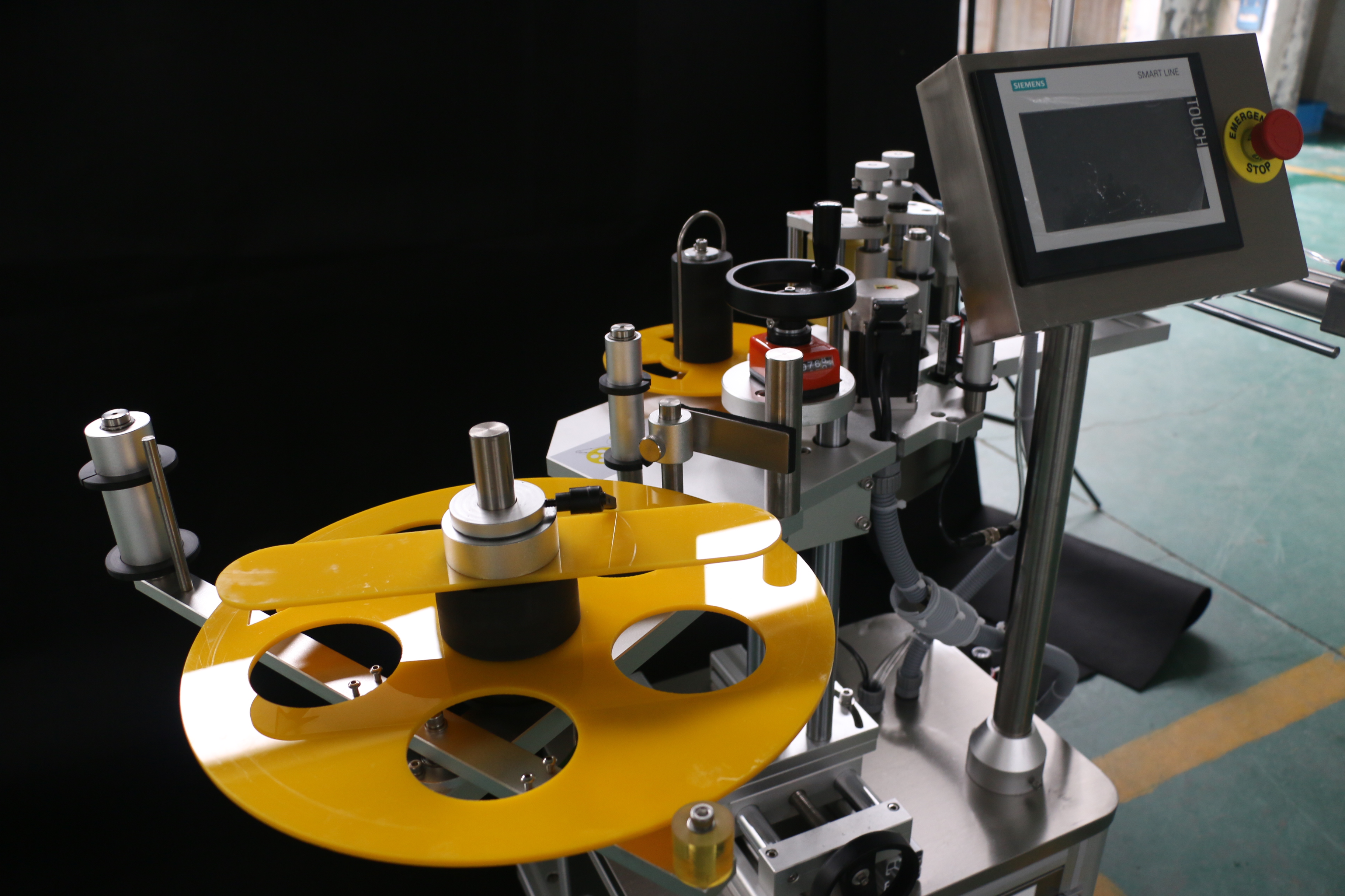 箱子平側(cè)面不干膠貼標(biāo)機(jī)